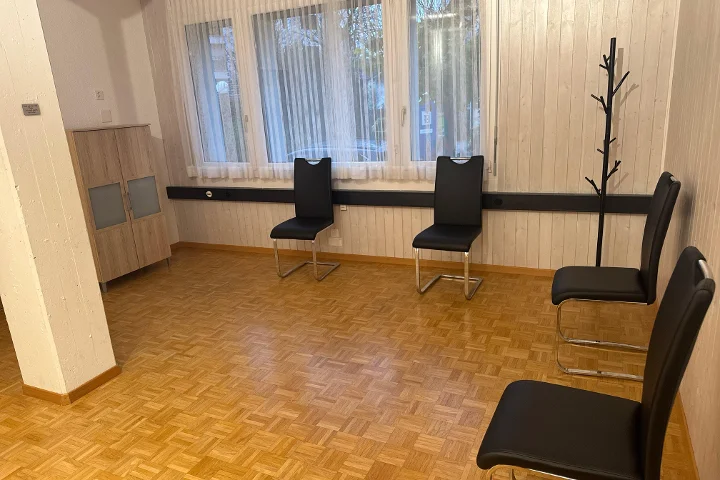 Wartebereich der Praxis Mela in Uster — heller Raum mit Parkettboden